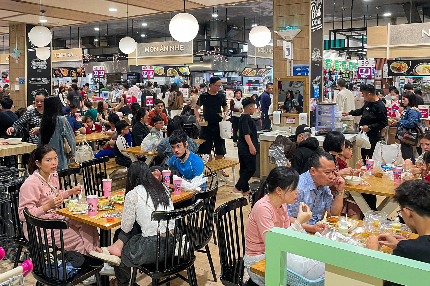 Rời mâm cỗ Tết, dân Thủ đô đổ xô đi 'giải ngán'- Ảnh 5.