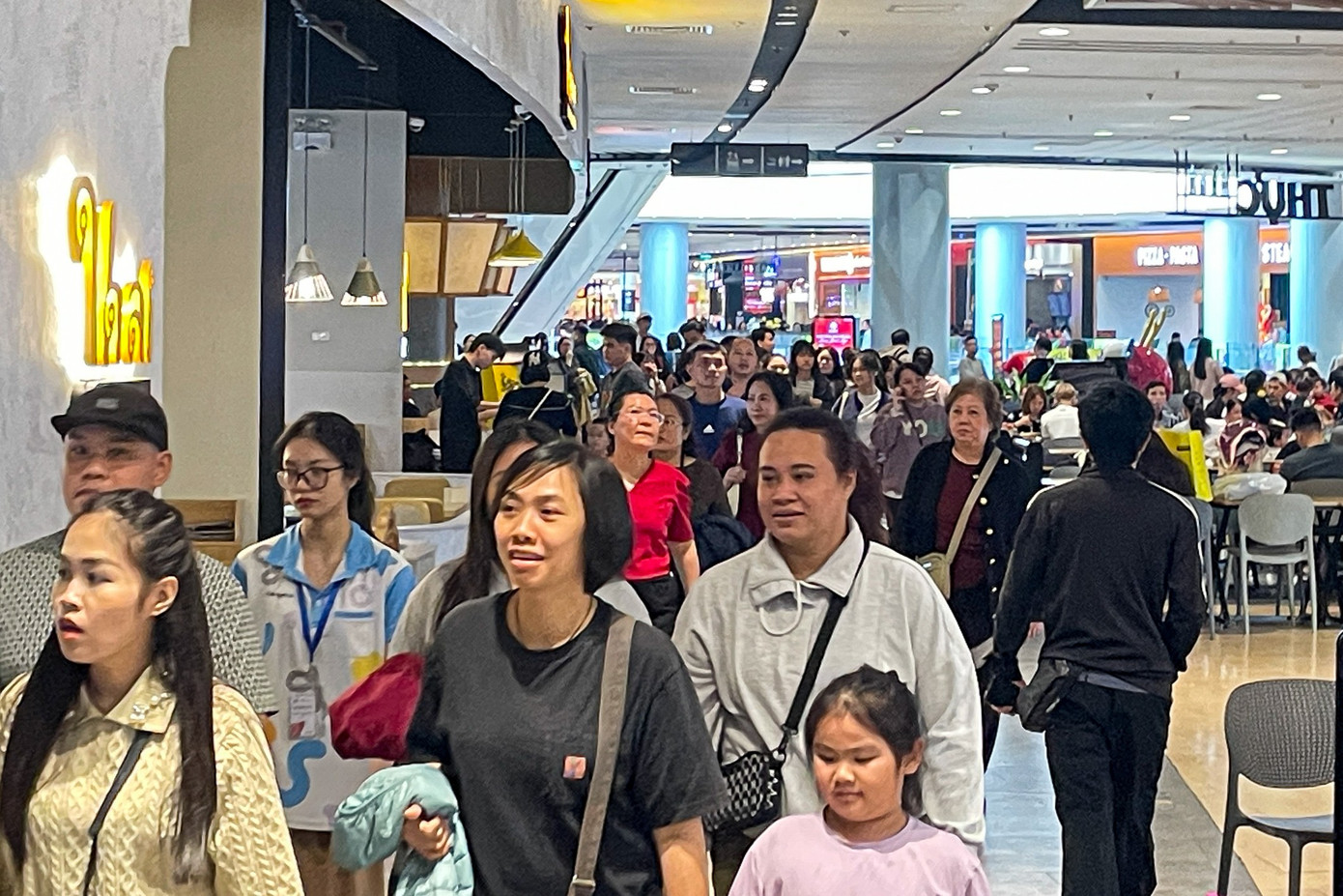 Rời mâm cỗ Tết, dân Thủ đô đổ xô đi 'giải ngán'- Ảnh 10.