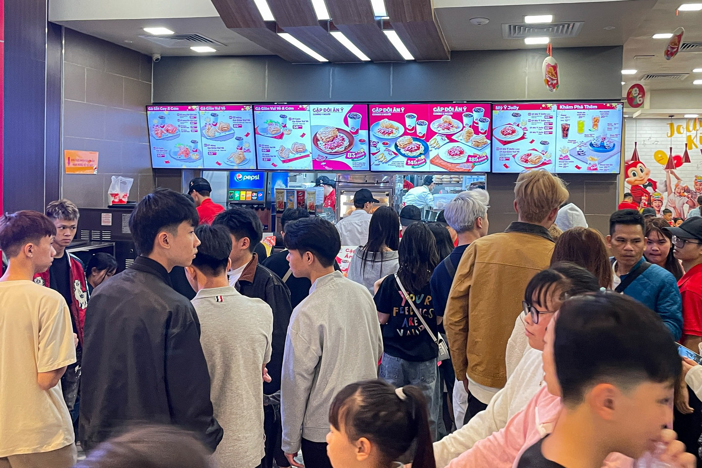 Rời mâm cỗ Tết, dân Thủ đô đổ xô đi 'giải ngán'- Ảnh 4.