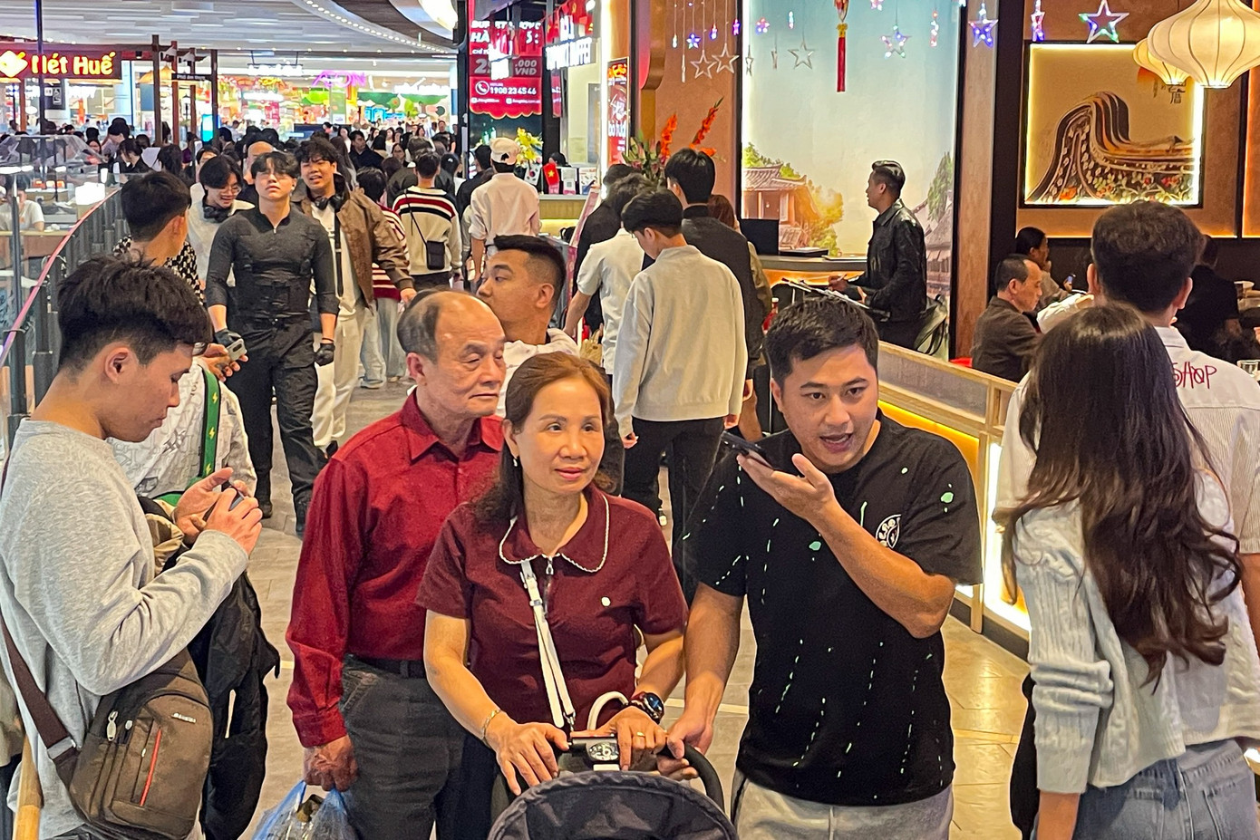 Rời mâm cỗ Tết, dân Thủ đô đổ xô đi 'giải ngán'- Ảnh 11.