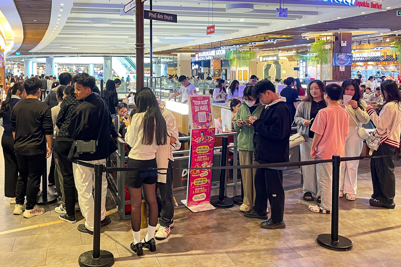 Rời mâm cỗ Tết, dân Thủ đô đổ xô đi 'giải ngán'- Ảnh 6.