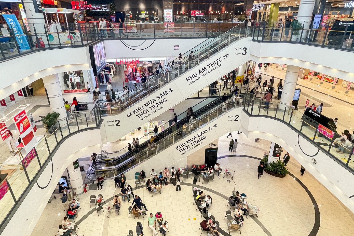 Rời mâm cỗ Tết, dân Thủ đô đổ xô đi 'giải ngán'- Ảnh 1.