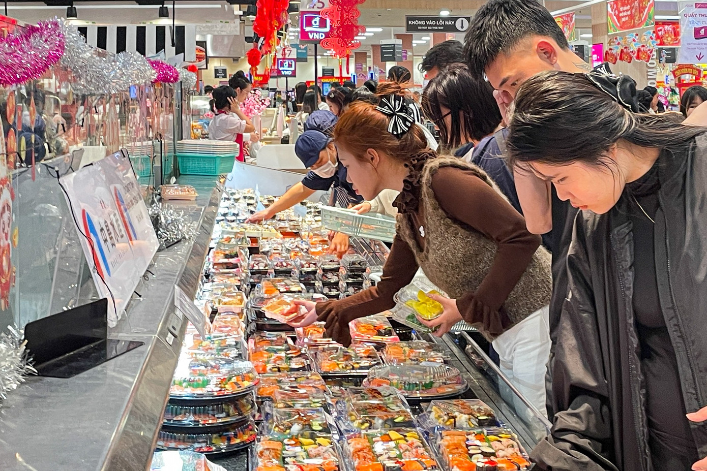 Rời mâm cỗ Tết, dân Thủ đô đổ xô đi 'giải ngán'- Ảnh 3.