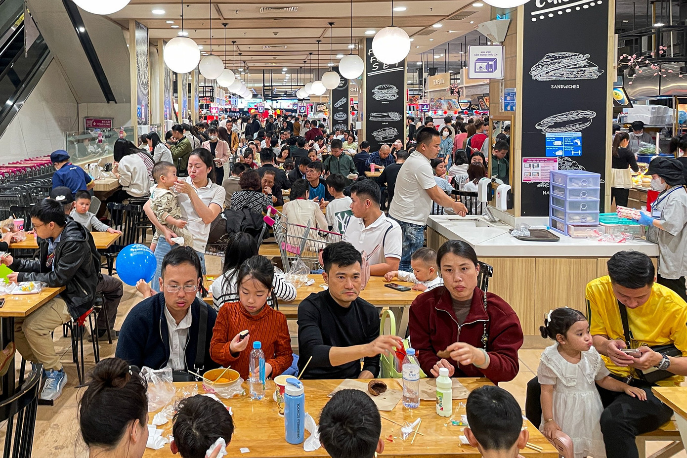 Rời mâm cỗ Tết, dân Thủ đô đổ xô đi 'giải ngán'- Ảnh 2.