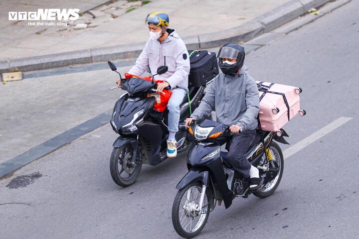 Người dân đổ về Thủ đô sau kỳ nghỉ Tết, ô tô xếp hàng dài chờ di chuyển- Ảnh 4.