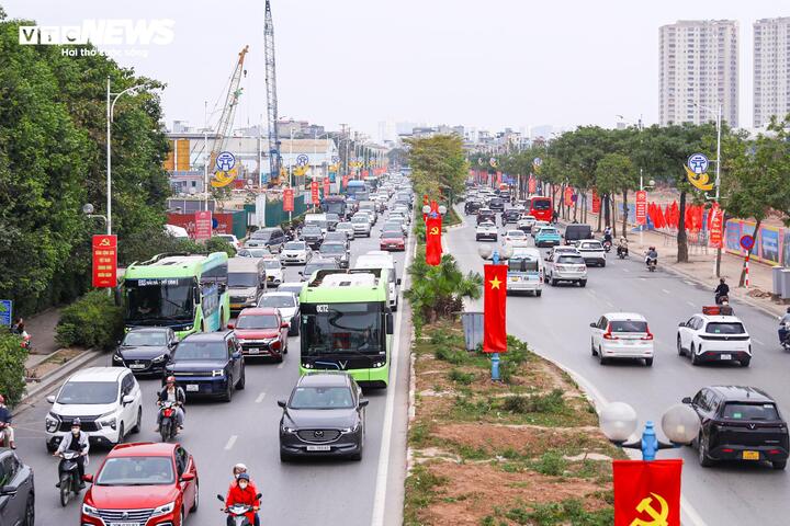 Người dân đổ về Thủ đô sau kỳ nghỉ Tết, ô tô xếp hàng dài chờ di chuyển- Ảnh 1.