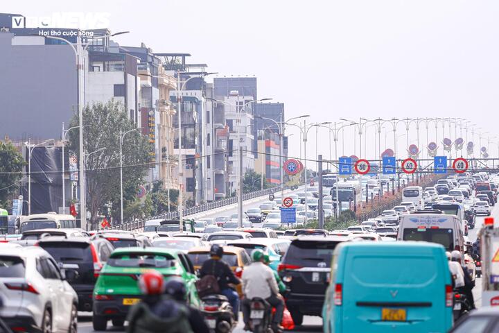 Người dân đổ về Thủ đô sau kỳ nghỉ Tết, ô tô xếp hàng dài chờ di chuyển- Ảnh 6.