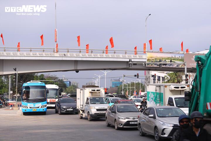 Người dân đổ về Thủ đô sau kỳ nghỉ Tết, ô tô xếp hàng dài chờ di chuyển- Ảnh 5.