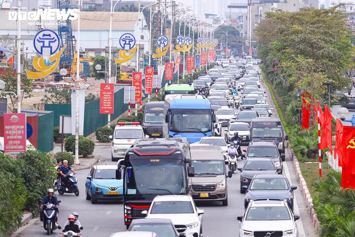 Người dân đổ về Thủ đô sau kỳ nghỉ Tết, ô tô xếp hàng dài chờ di chuyển- Ảnh 2.