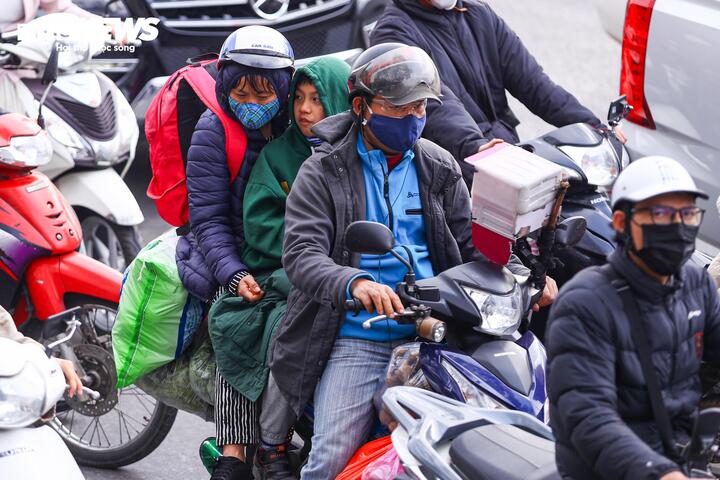 Người dân đổ về Thủ đô sau kỳ nghỉ Tết, ô tô xếp hàng dài chờ di chuyển- Ảnh 11.