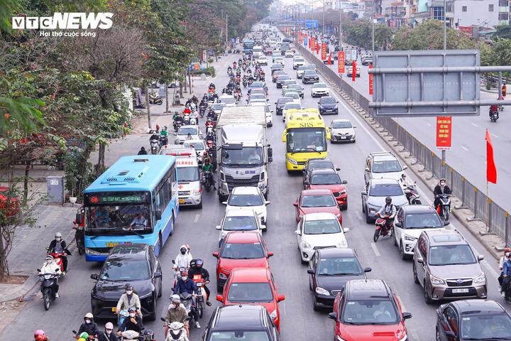 Người dân đổ về Thủ đô sau kỳ nghỉ Tết, ô tô xếp hàng dài chờ di chuyển- Ảnh 7.