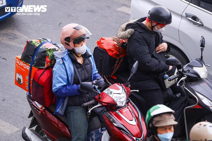 Người dân đổ về Thủ đô sau kỳ nghỉ Tết, ô tô xếp hàng dài chờ di chuyển- Ảnh 9.