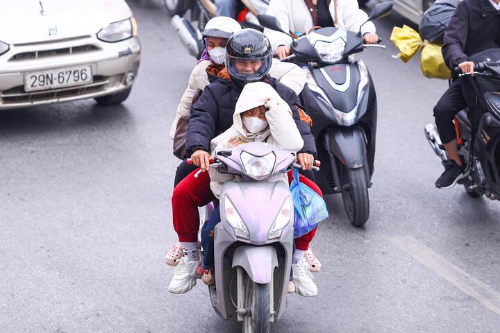 Người dân đổ về Thủ đô sau kỳ nghỉ Tết, ô tô xếp hàng dài chờ di chuyển- Ảnh 10.