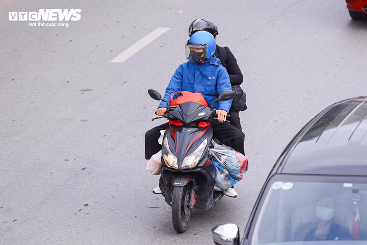 Người dân đổ về Thủ đô sau kỳ nghỉ Tết, ô tô xếp hàng dài chờ di chuyển- Ảnh 3.