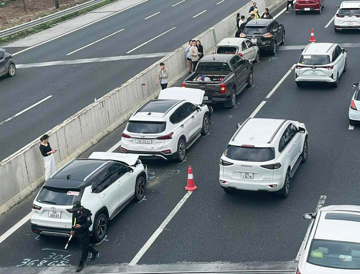 5 ô tô con 'dồn toa' trên cao tốc Hà Nội - Hải Phòng- Ảnh 1.