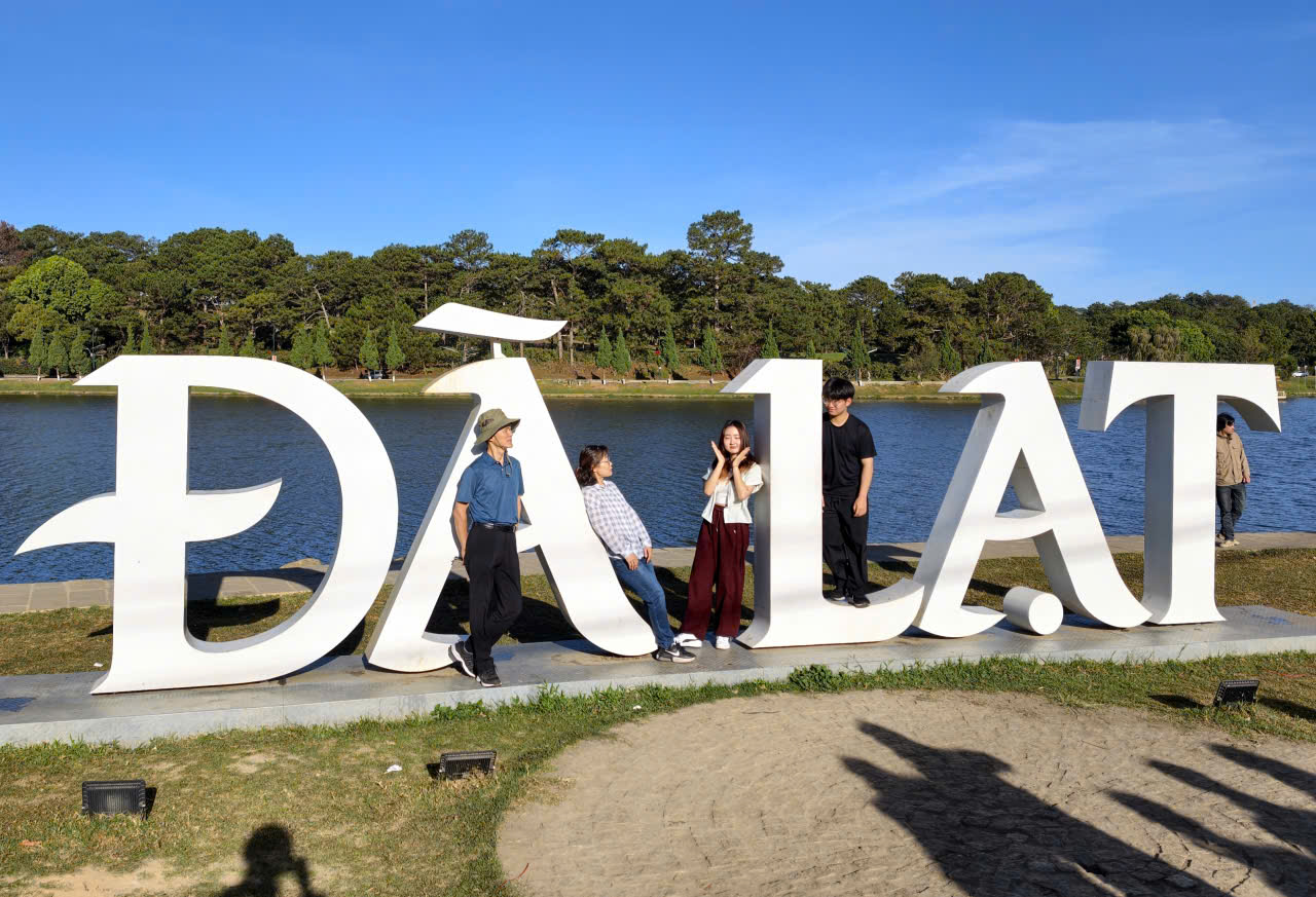 Lâm Đồng đón gần 1 triệu du khách dịp Tết Nguyên đán, doanh thu 1.800 tỉ đồng - Ảnh 1.