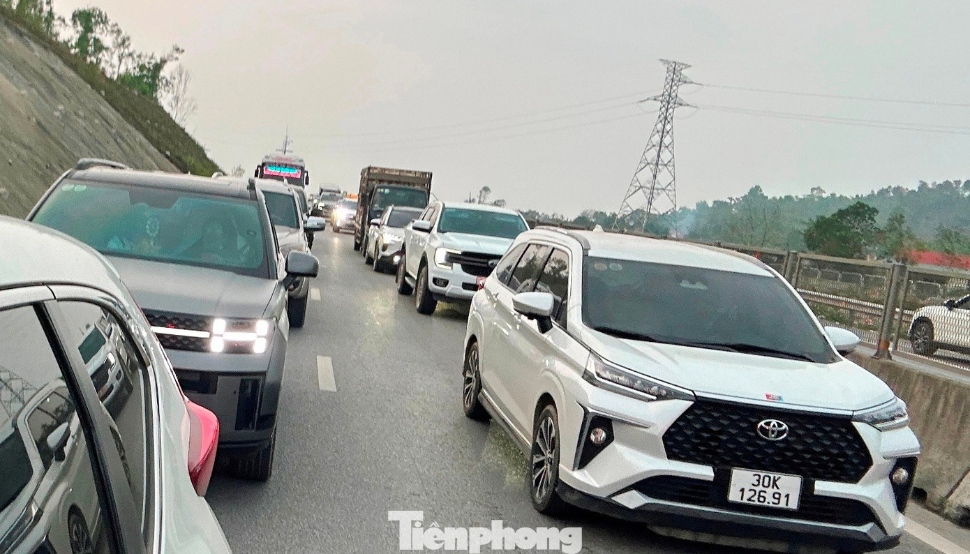 Cao tốc Bắc Nam qua hầm Thần Vũ ùn tắc liên tục- Ảnh 1.