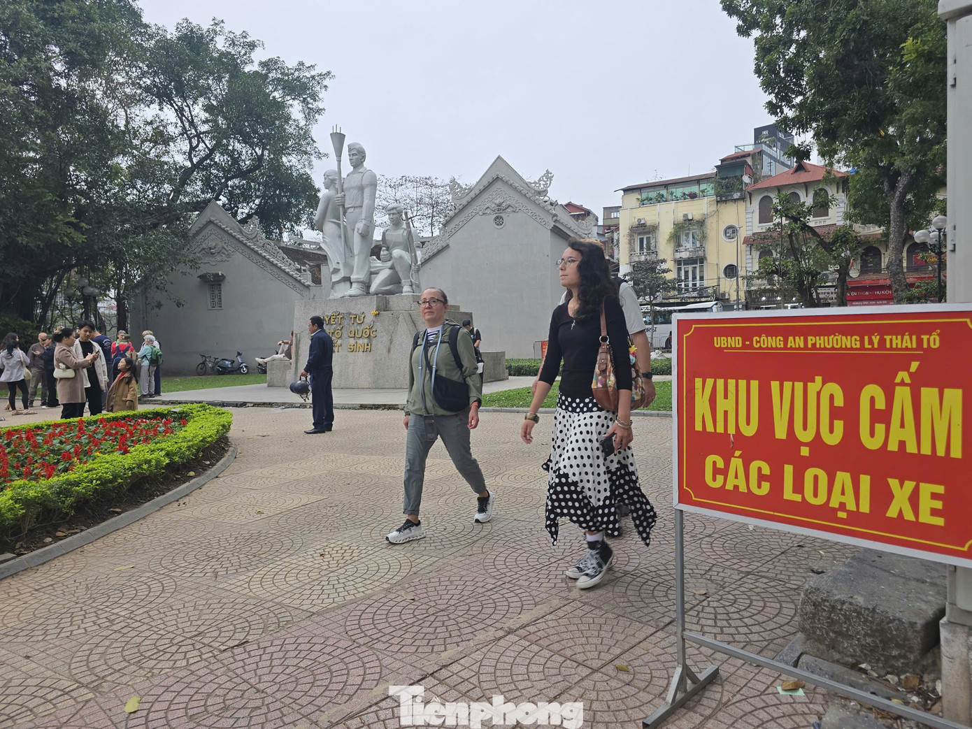 Xử lý loạt bãi xe tự phát quanh hồ Hoàn Kiếm- Ảnh 1.