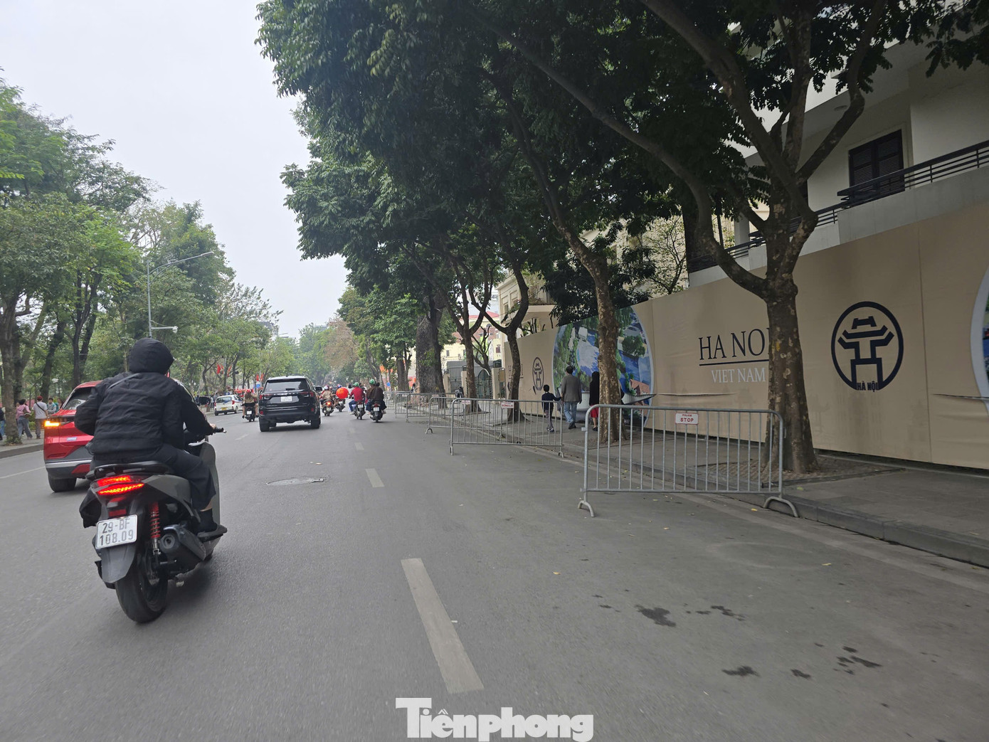 Xử lý loạt bãi xe tự phát quanh hồ Hoàn Kiếm- Ảnh 2.