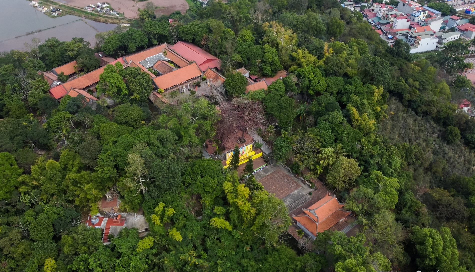 Ngọn núi cao chưa đến 100m, được mệnh danh là "núi rồng": Trên đỉnh có di tích quốc gia gần 1000 tuổi - Ảnh 1.