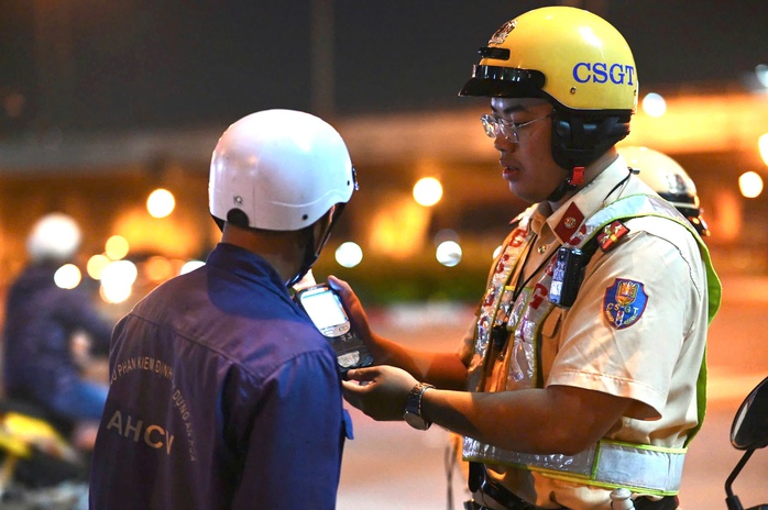 Khung giờ nào người dân TPHCM vi phạm nồng độ cồn nhiều nhất?- Ảnh 1.