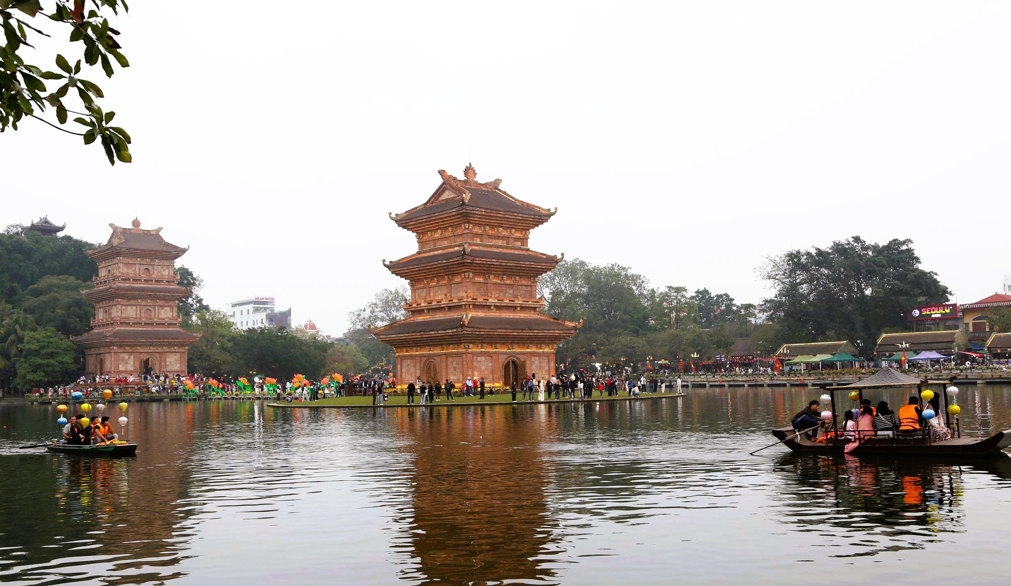 Khách đổ về Ninh Bình du Xuân, nhiều điểm du lịch quá tải- Ảnh 10.