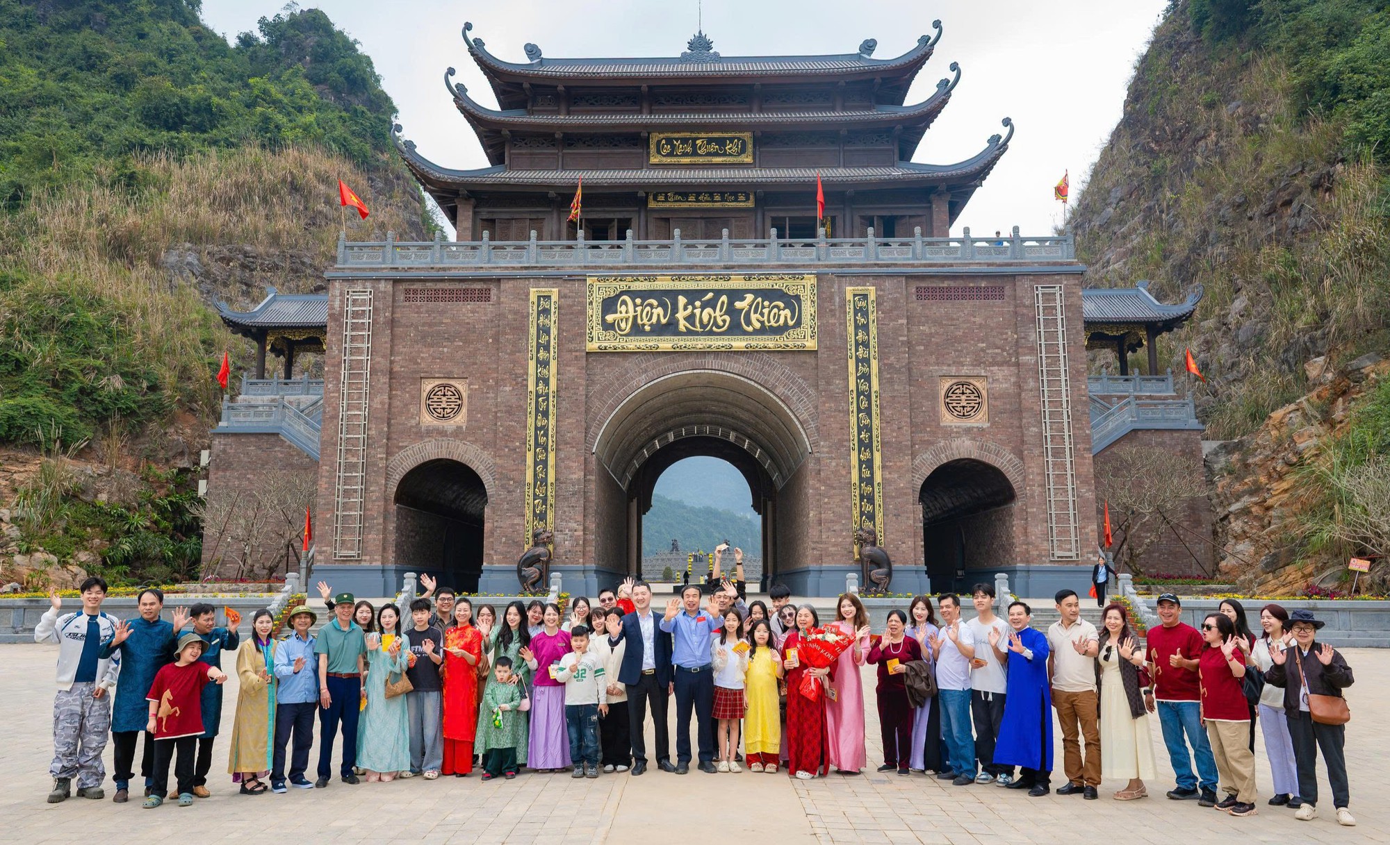 Khách đổ về Ninh Bình du Xuân, nhiều điểm du lịch quá tải- Ảnh 14.