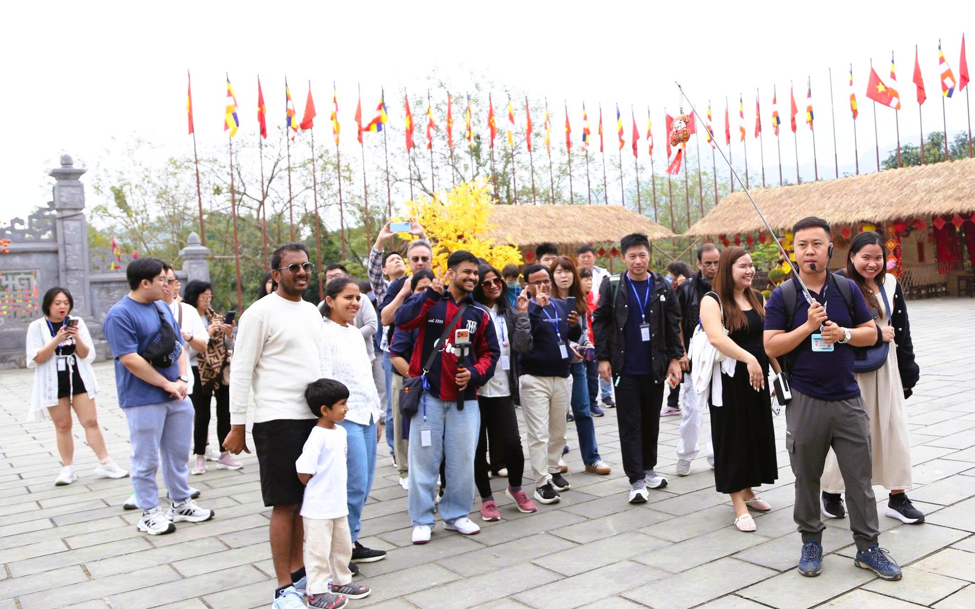 Khách đổ về Ninh Bình du Xuân, nhiều điểm du lịch quá tải- Ảnh 11.