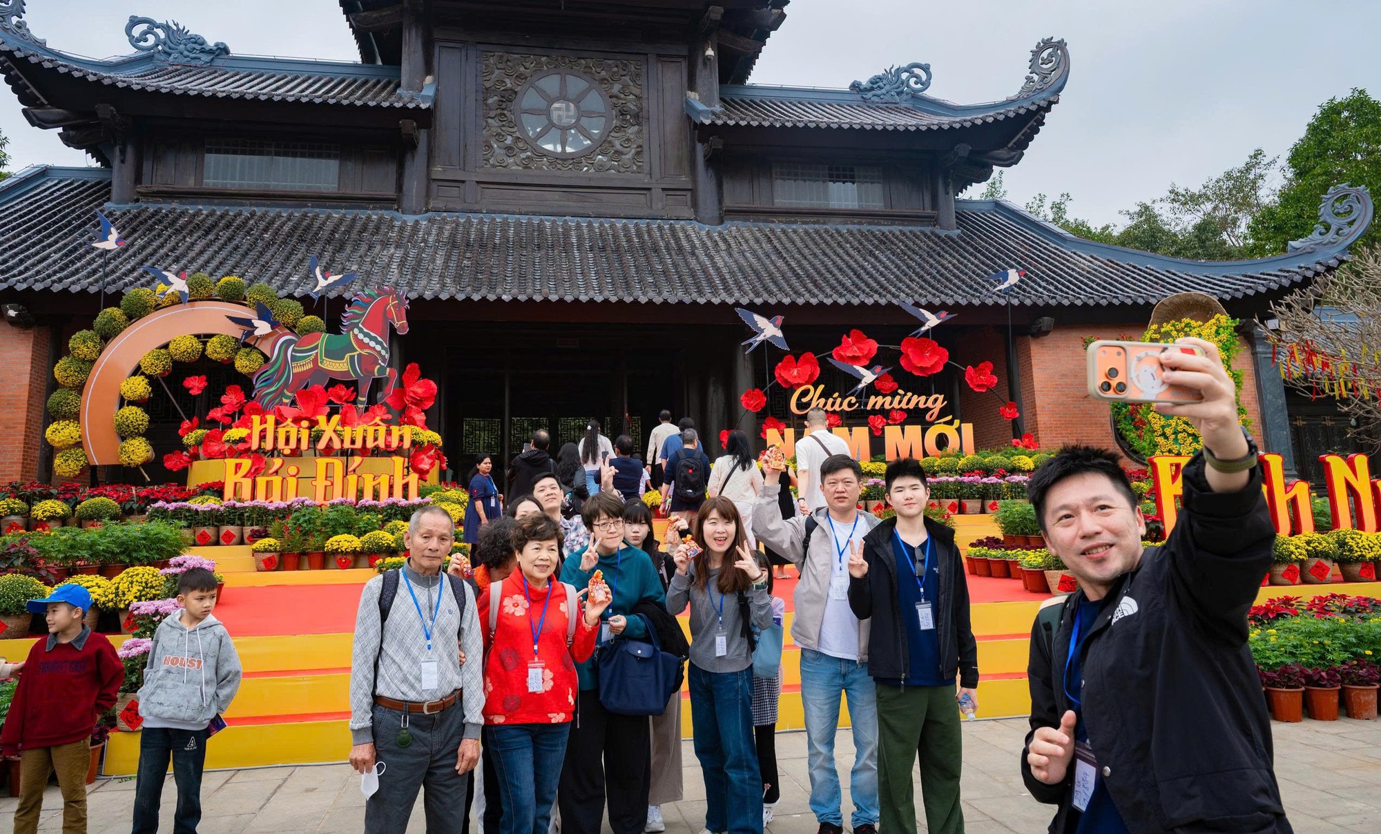 Khách đổ về Ninh Bình du Xuân, nhiều điểm du lịch quá tải- Ảnh 15.