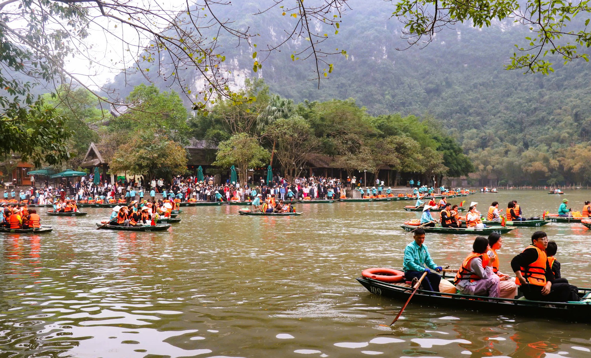Khách đổ về Ninh Bình du Xuân, nhiều điểm du lịch quá tải- Ảnh 6.