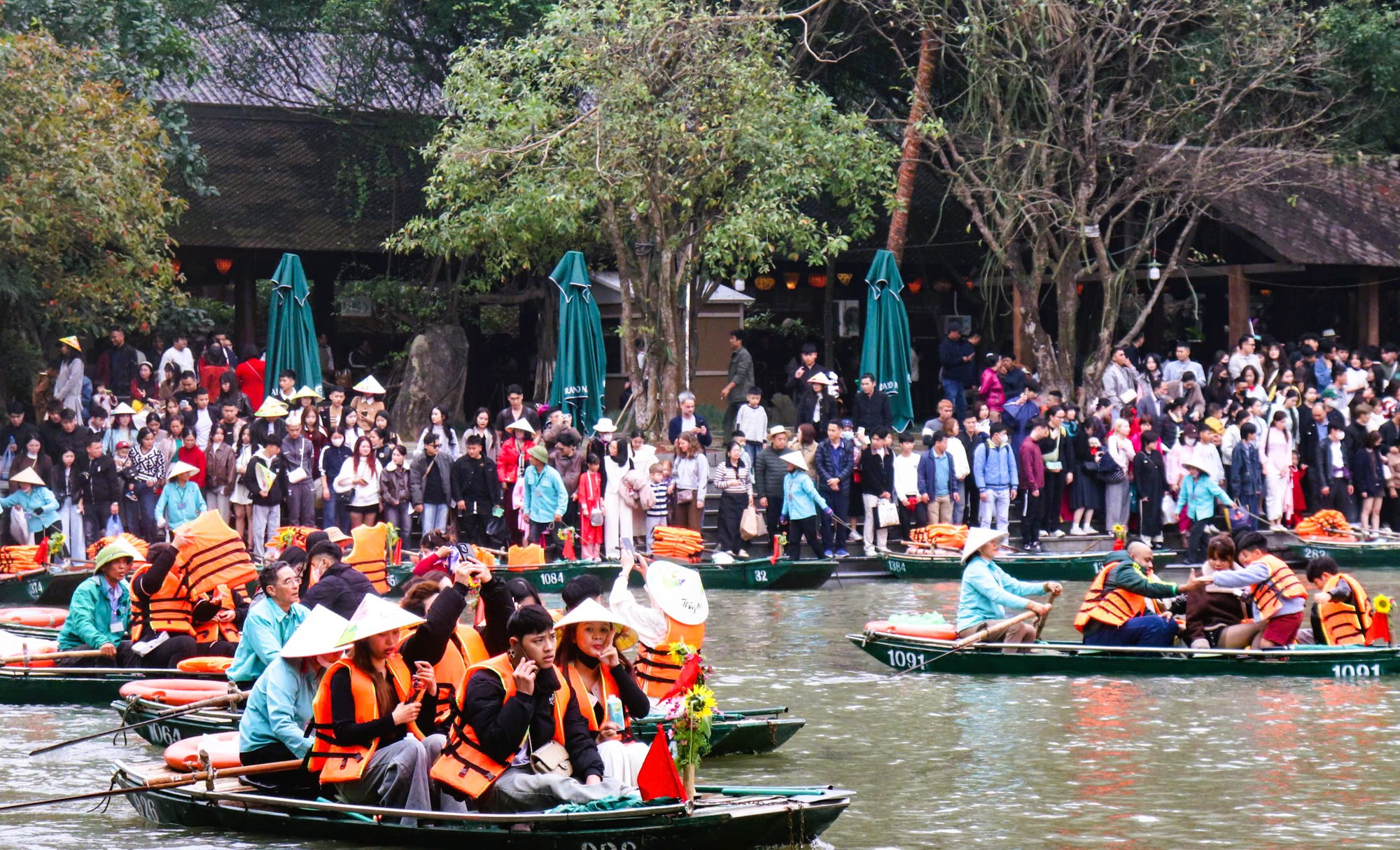 Khách đổ về Ninh Bình du Xuân, nhiều điểm du lịch quá tải- Ảnh 7.