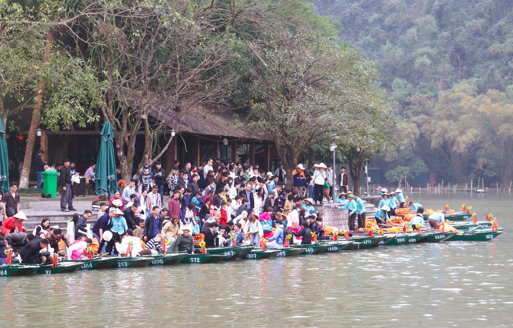 Khách đổ về Ninh Bình du Xuân, nhiều điểm du lịch quá tải- Ảnh 8.