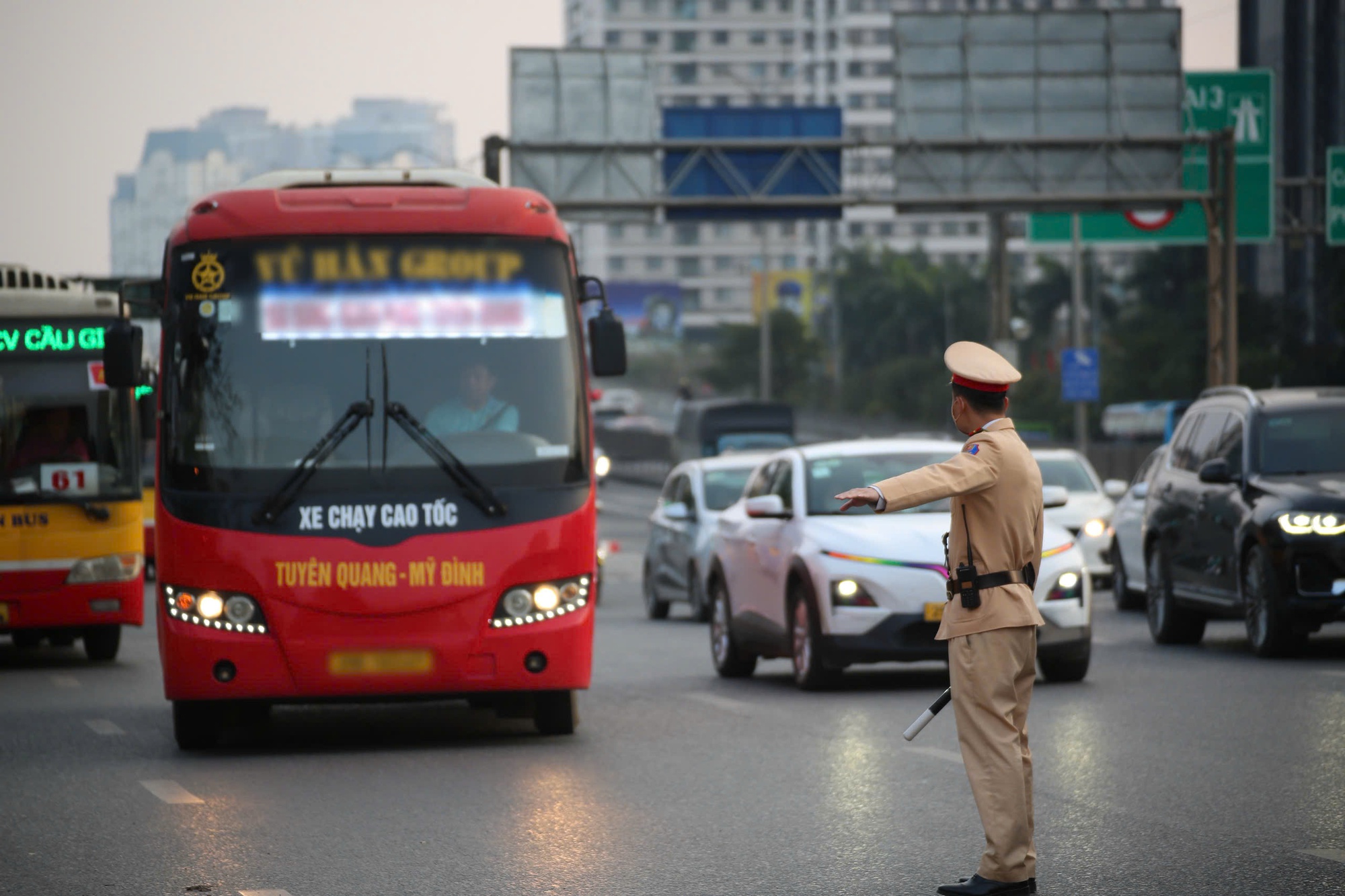 CSGT Hà Nội dùng flycam theo dõi tình hình giao thông, tăng cường kiểm soát vận tải hành khách- Ảnh 10.
