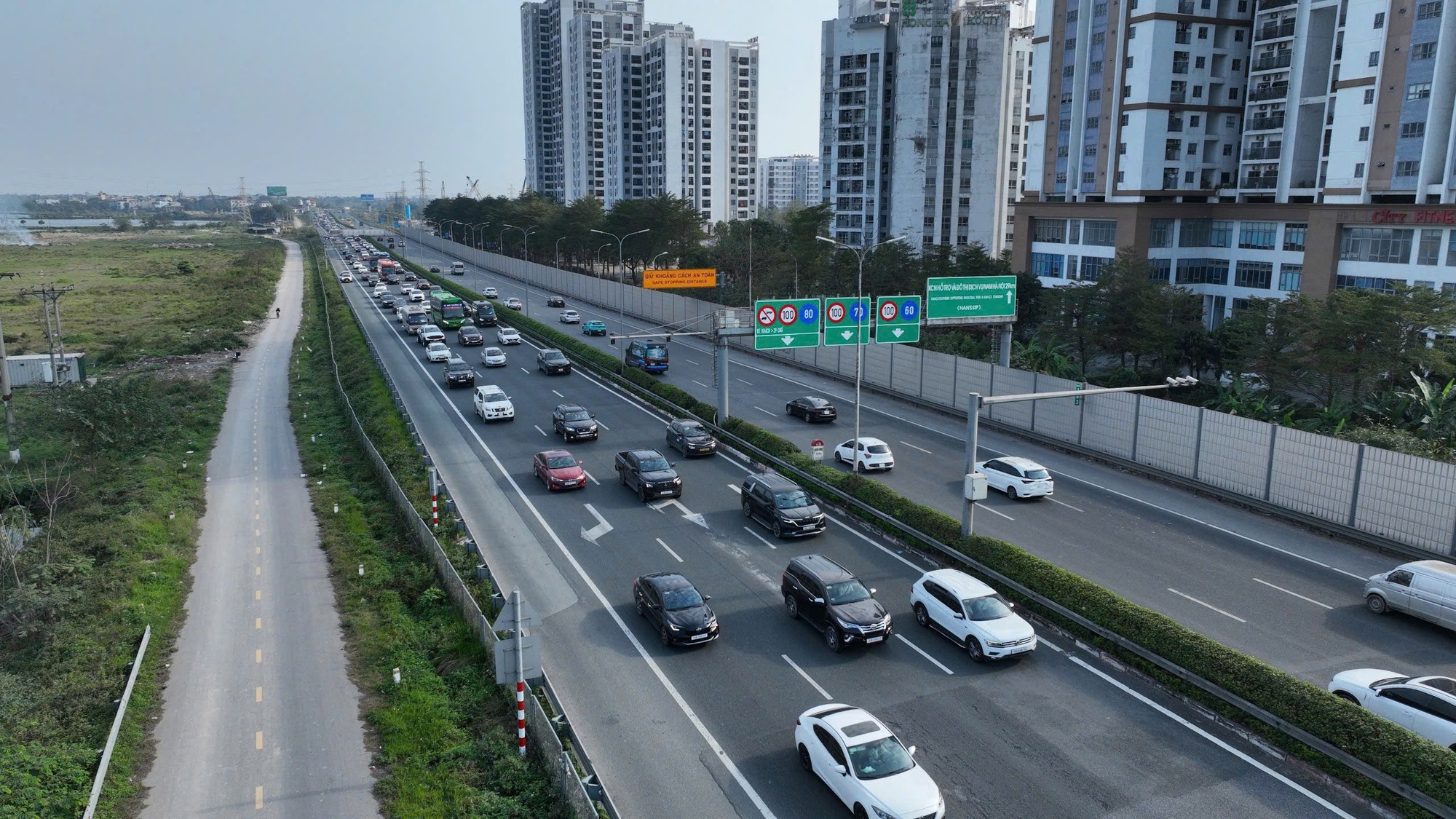 CSGT Hà Nội dùng flycam theo dõi tình hình giao thông, tăng cường kiểm soát vận tải hành khách- Ảnh 2.