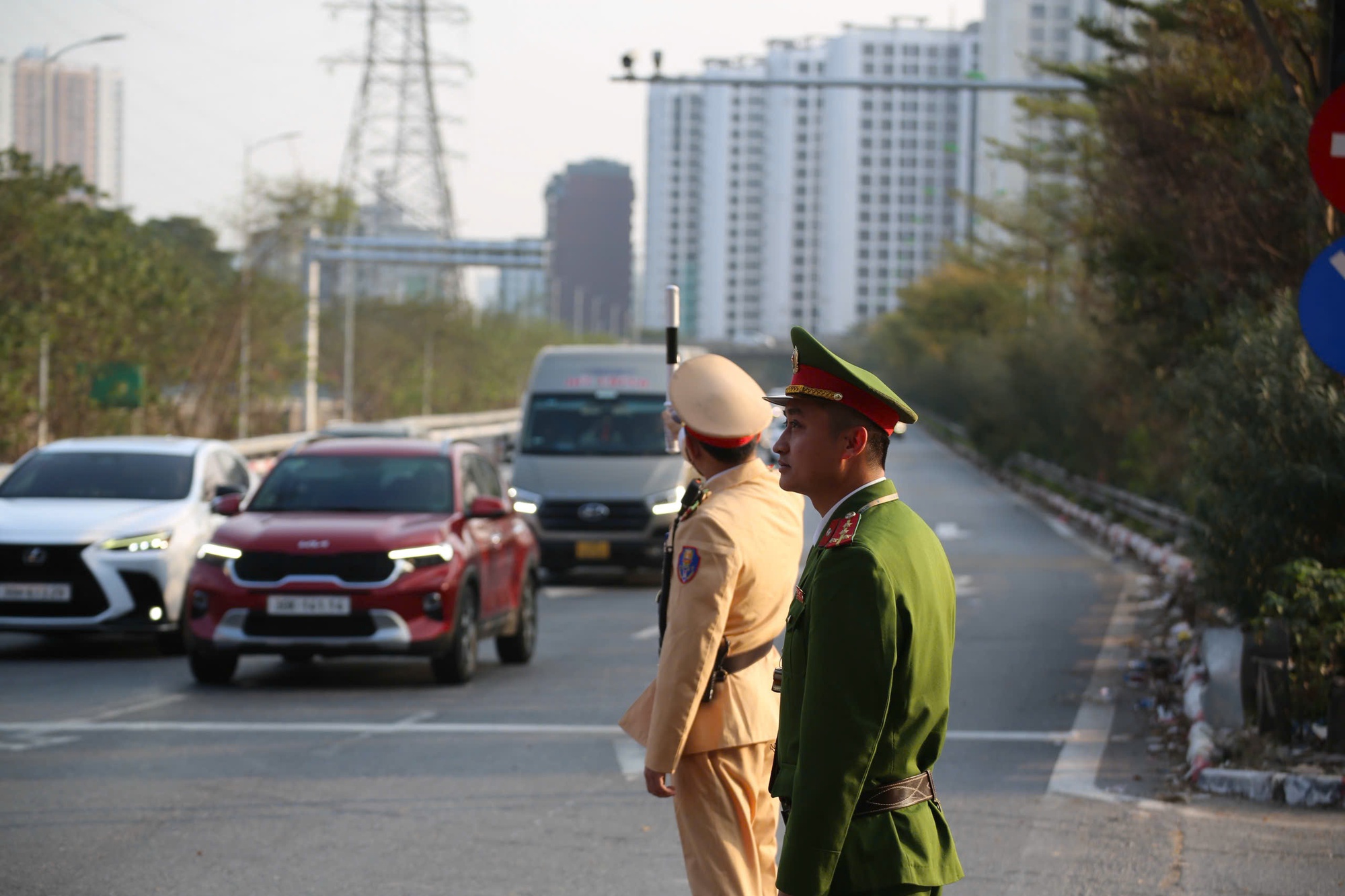 CSGT Hà Nội dùng flycam theo dõi tình hình giao thông, tăng cường kiểm soát vận tải hành khách- Ảnh 12.