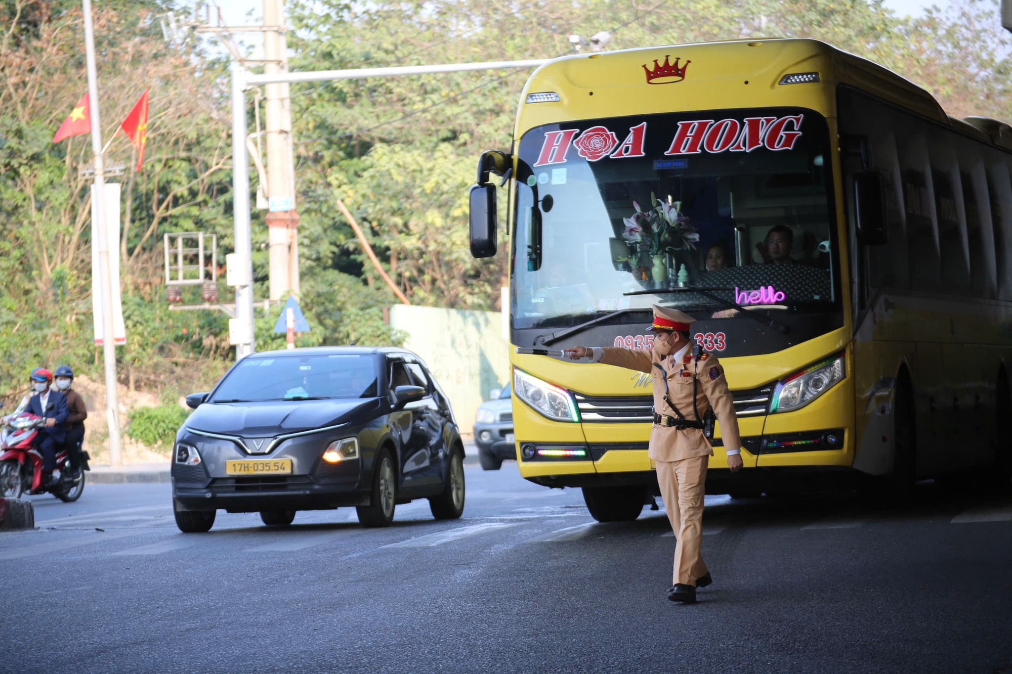 CSGT Hà Nội dùng flycam theo dõi tình hình giao thông, tăng cường kiểm soát vận tải hành khách- Ảnh 8.