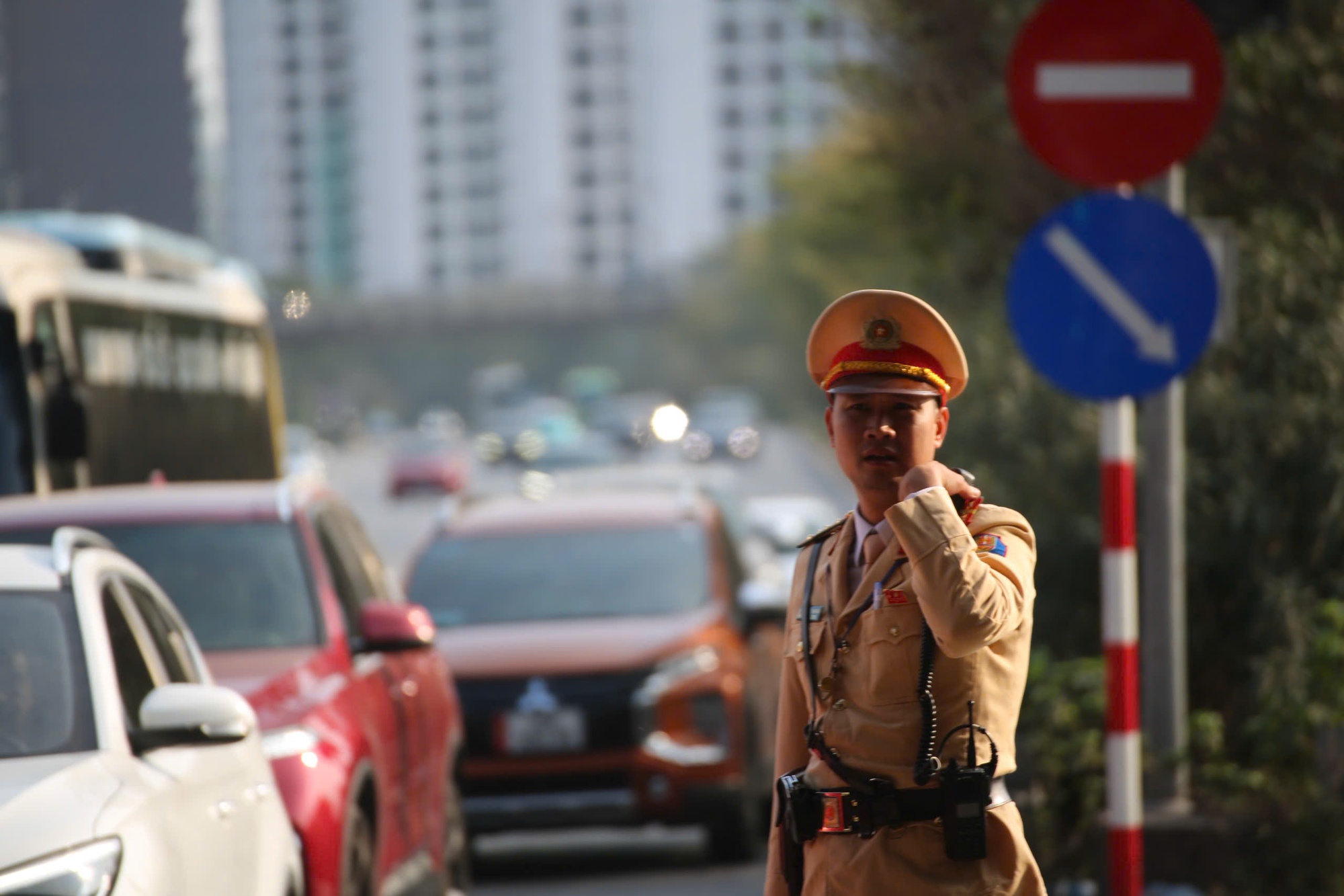 CSGT Hà Nội dùng flycam theo dõi tình hình giao thông, tăng cường kiểm soát vận tải hành khách- Ảnh 3.