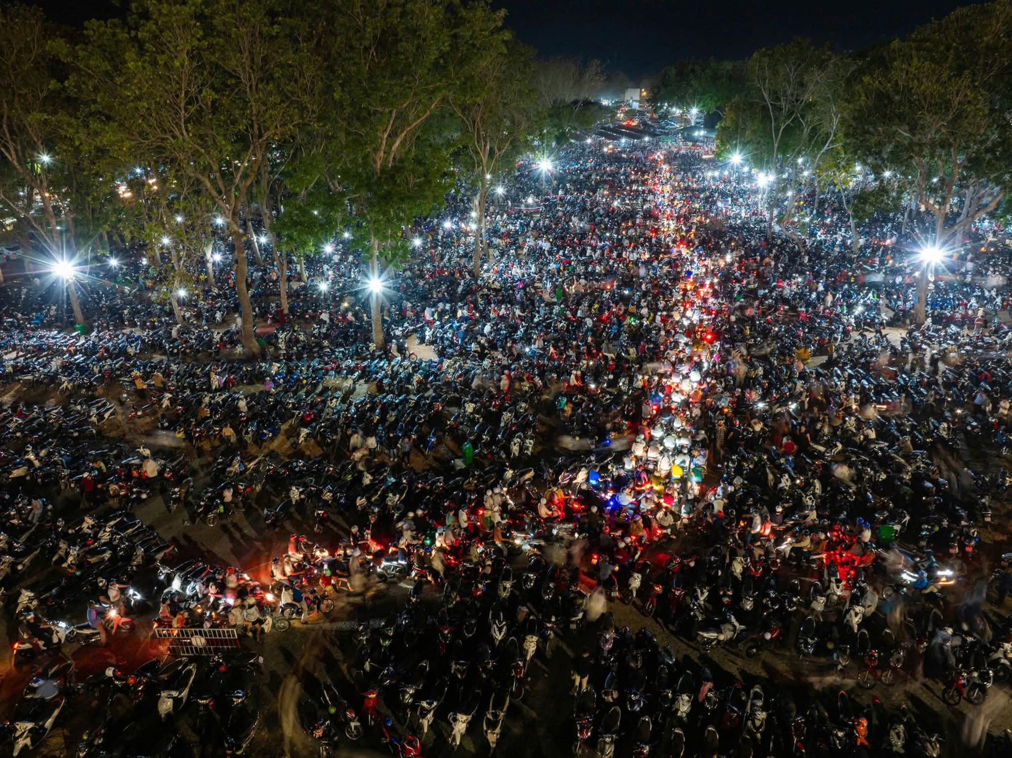 300.000 người đổ về Hội Xuân núi Bà Đen năm 2026- Ảnh 5.