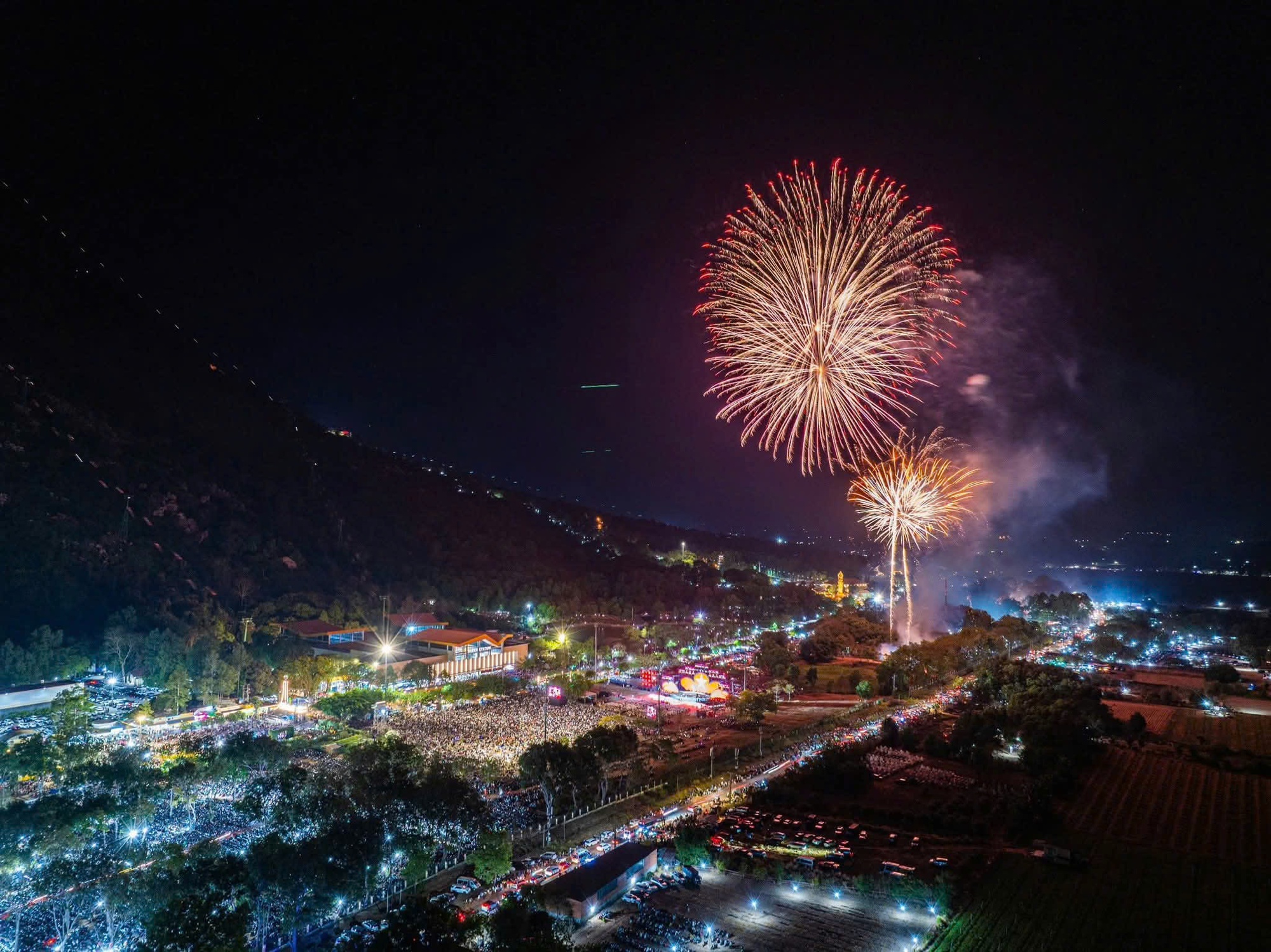 300.000 người đổ về Hội Xuân núi Bà Đen năm 2026- Ảnh 18.