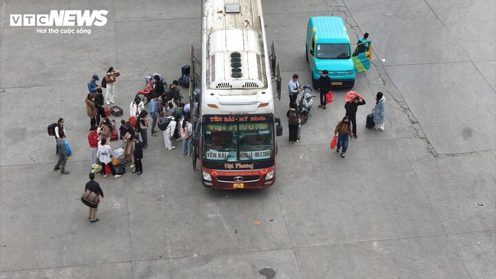 Người dân đổ về Thủ đô sau kỳ nghỉ Tết, ô tô xếp hàng dài chờ di chuyển- Ảnh 13.