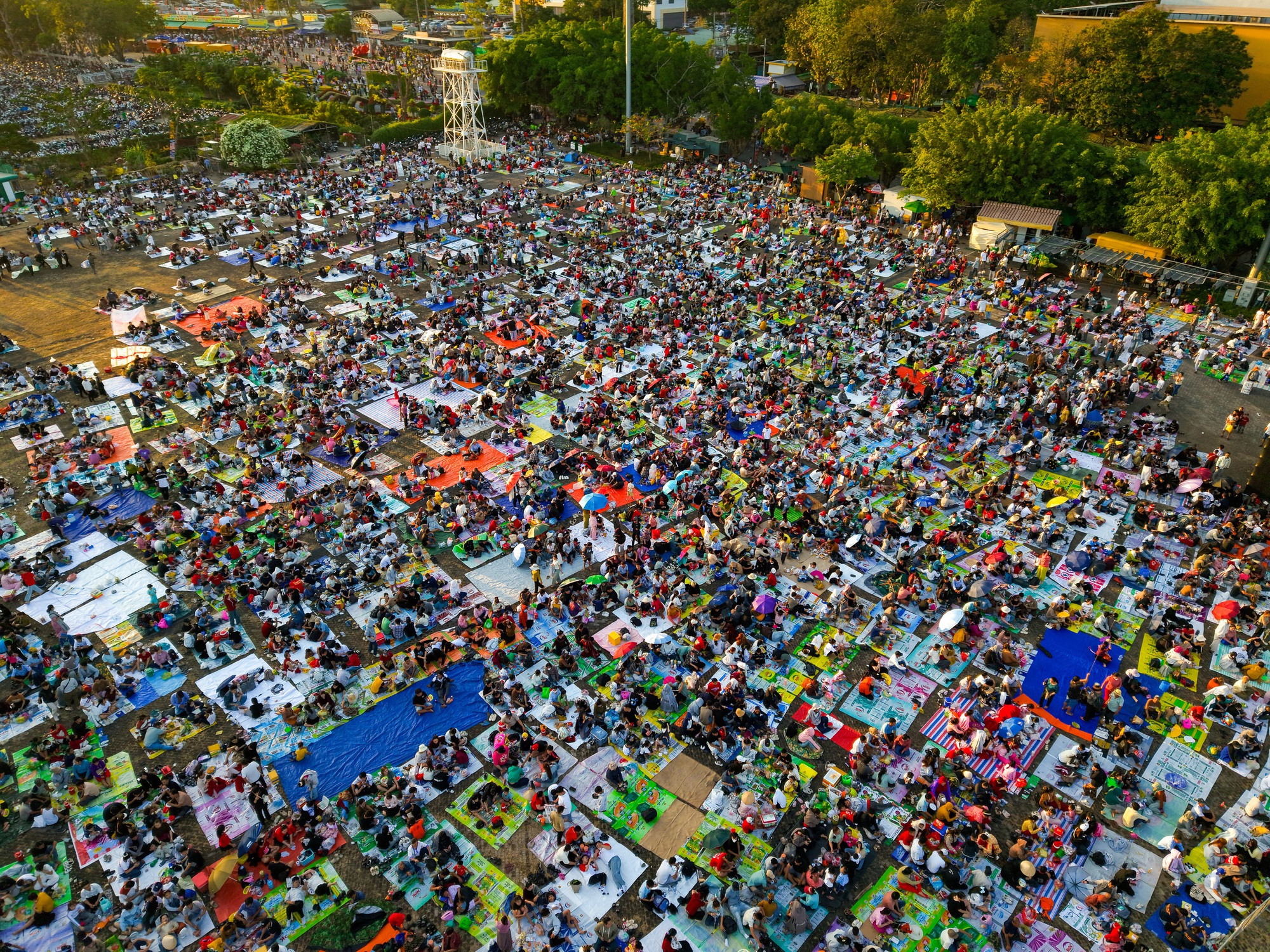1 nơi ở Việt Nam hút gần 157.000 lượt khách trong 1 ngày, ken đặc người "cắm trại" ngay đầu năm mới- Ảnh 11. 1 nơi ở Việt Nam hút gần 157.000 lượt khách trong 1 ngày, ken đặc người "cắm trại" ngay đầu năm mới- Ảnh 11.