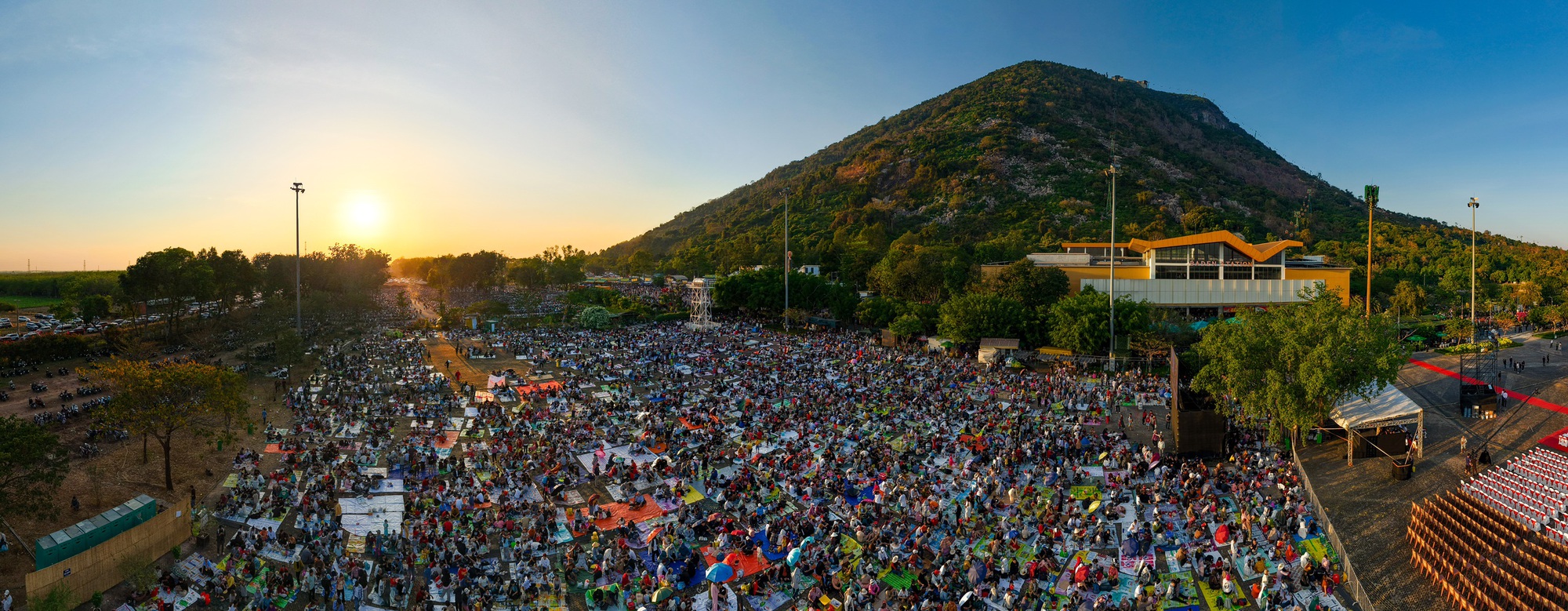 1 nơi ở Việt Nam hút gần 157.000 lượt khách trong 1 ngày, ken đặc người "cắm trại" ngay đầu năm mới- Ảnh 9. 1 nơi ở Việt Nam hút gần 157.000 lượt khách trong 1 ngày, ken đặc người "cắm trại" ngay đầu năm mới- Ảnh 9.