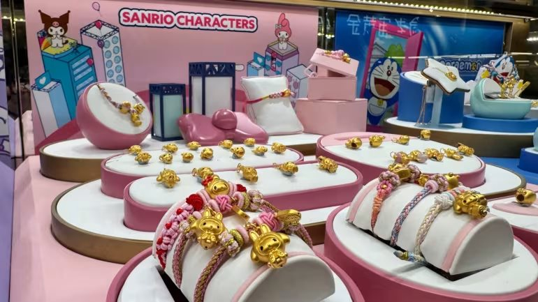 Độc lạ thị trường vàng: Trang sức vàng Hello Kitty khiến giới trẻ tại quốc gia này mê mẩn, sẵn sàng chi đậm - Ảnh 2.