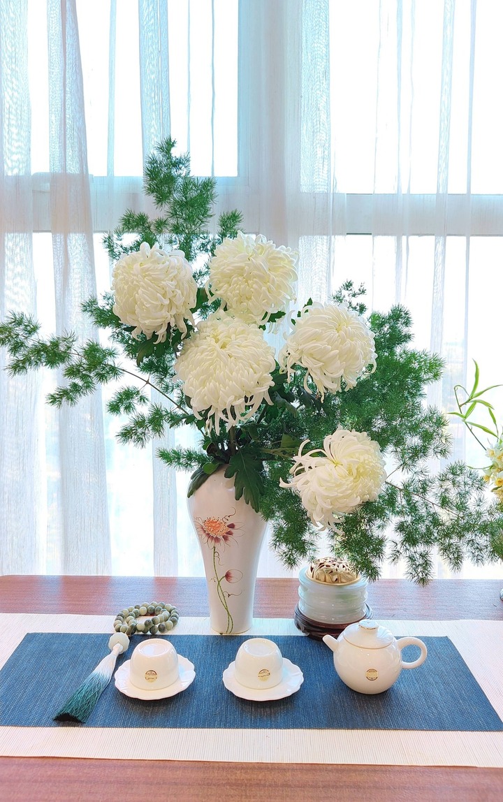 Ngắm những bình hoa cúc cổ đẹp nao lòng của mẹ đảm Hà Nội- Ảnh 3.