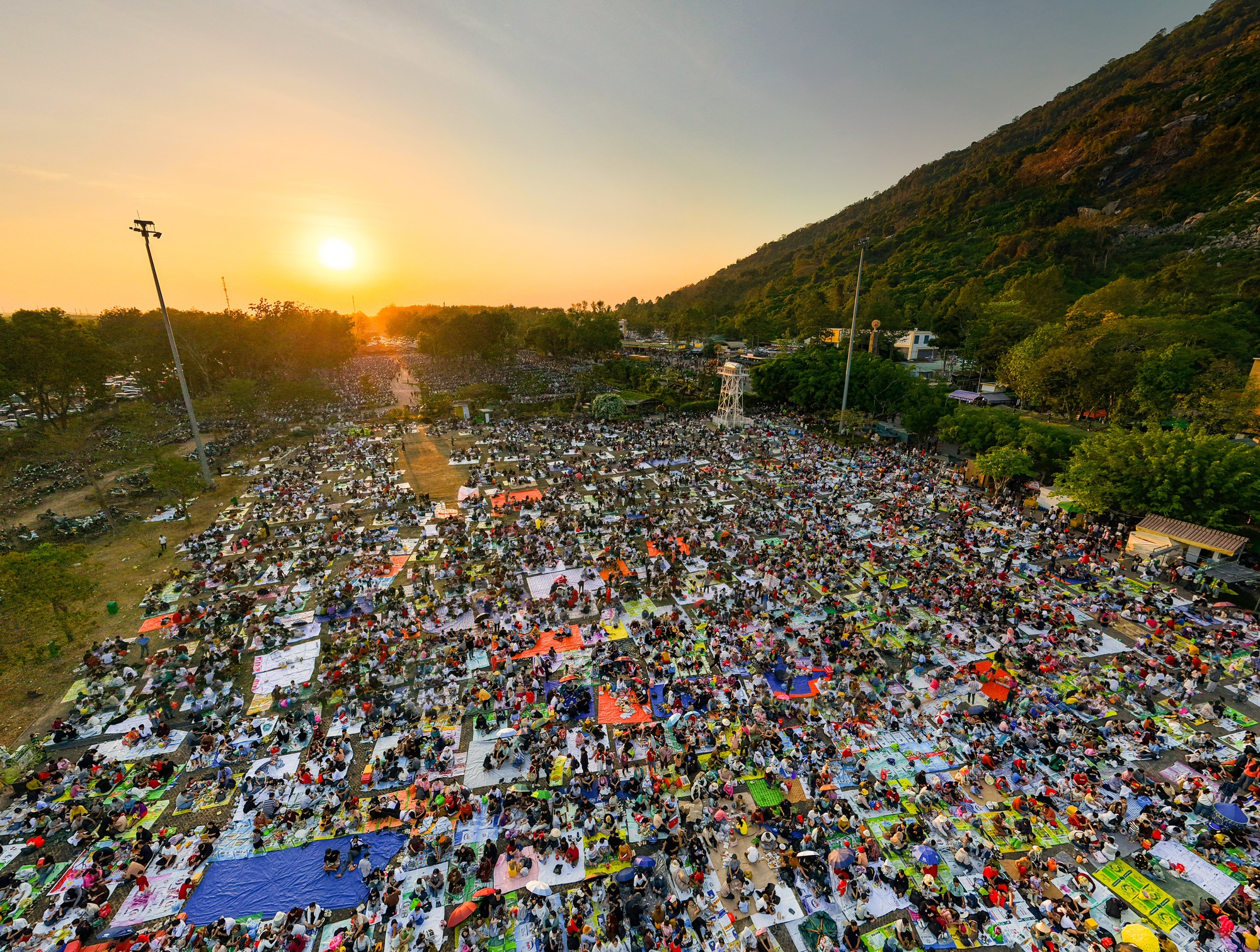 1 nơi ở Việt Nam hút gần 157.000 lượt khách trong 1 ngày, ken đặc người "cắm trại" ngay đầu năm mới- Ảnh 2. 1 nơi ở Việt Nam hút gần 157.000 lượt khách trong 1 ngày, ken đặc người "cắm trại" ngay đầu năm mới- Ảnh 2.