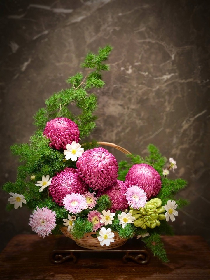 Ngắm những bình hoa cúc cổ đẹp nao lòng của mẹ đảm Hà Nội- Ảnh 4.