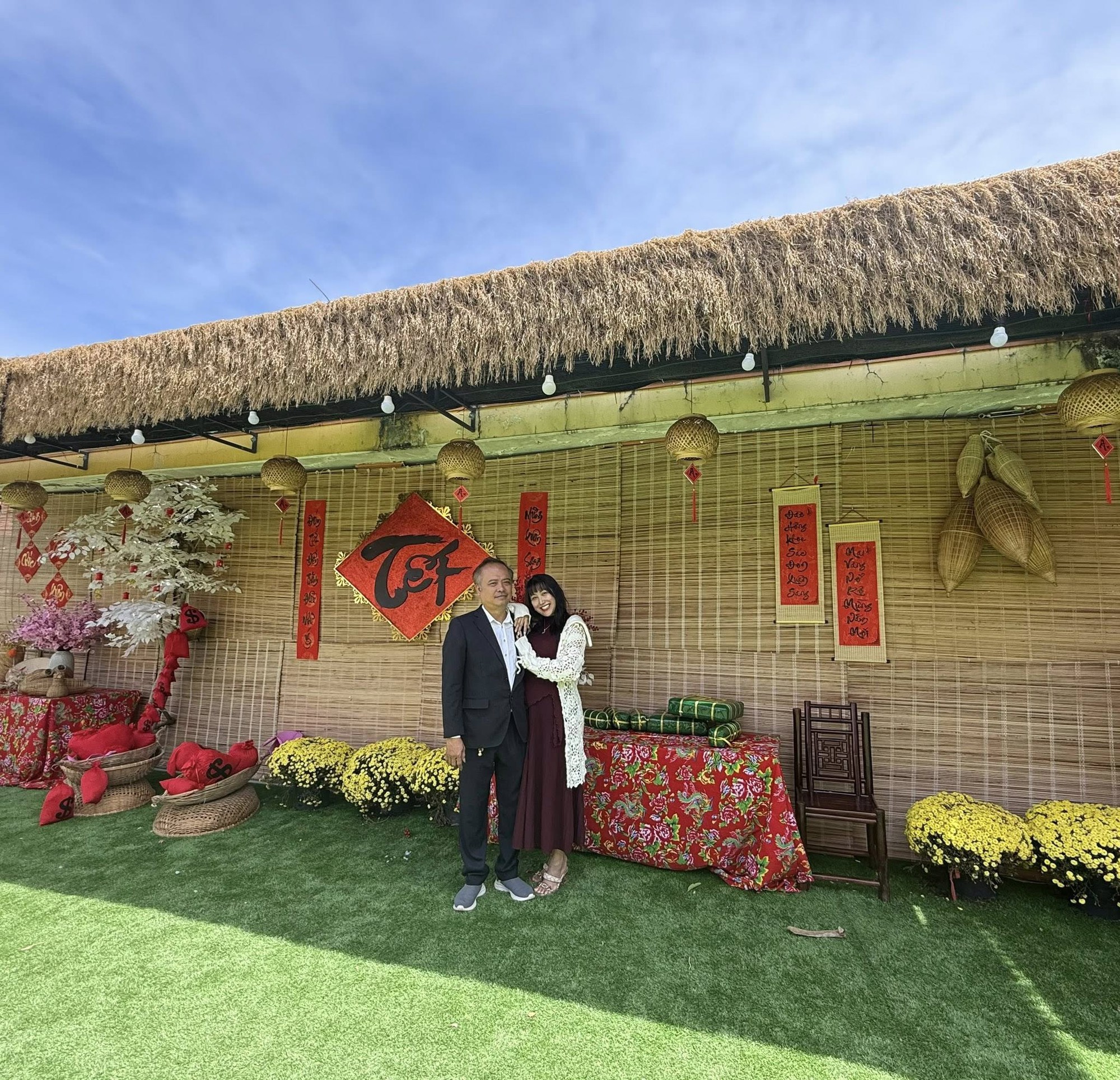 Mẹ đơn thân U50 là nghệ sĩ, được đại gia miền Tây yêu say đắm, đưa về ăn Tết cùng gia tộc - Ảnh 4.