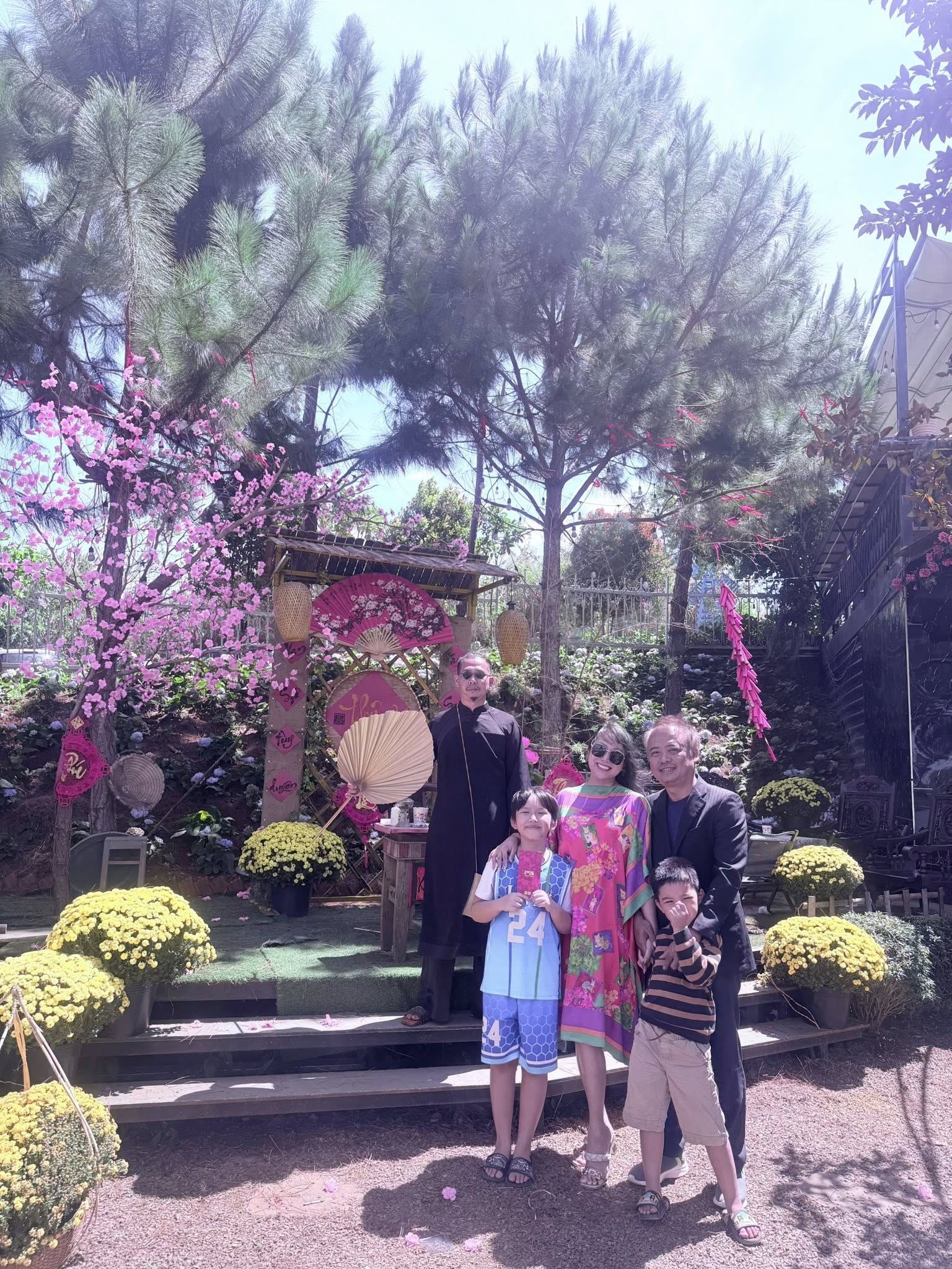 Mẹ đơn thân U50 là nghệ sĩ, được đại gia miền Tây yêu say đắm, đưa về ăn Tết cùng gia tộc - Ảnh 2.