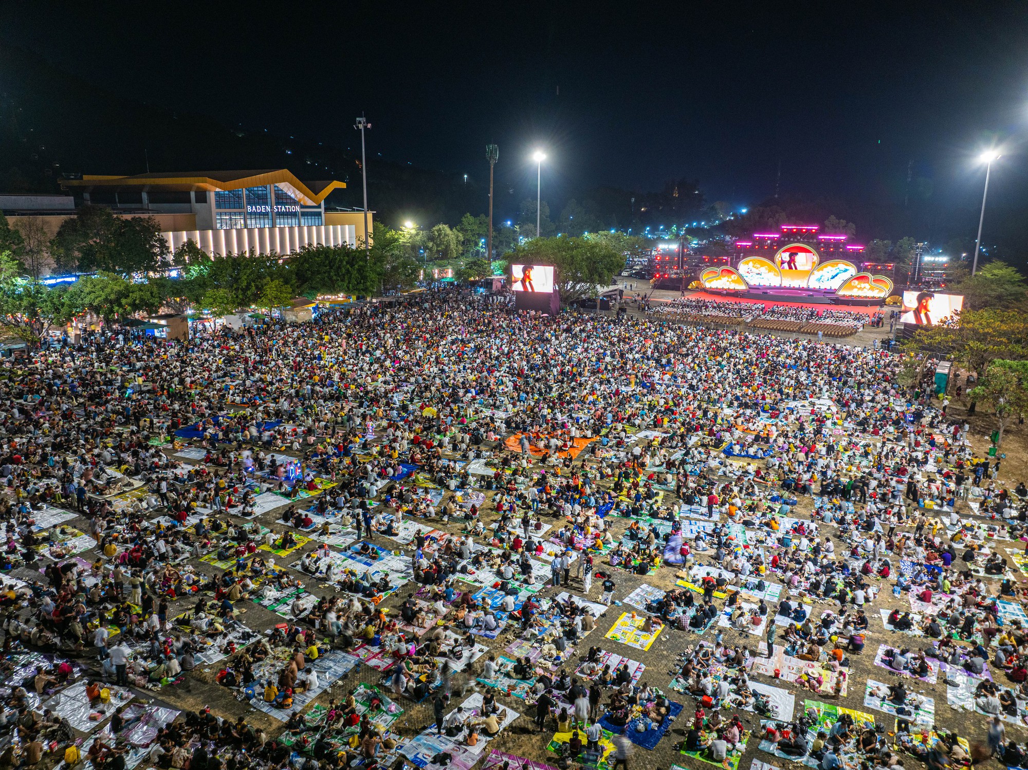 1 nơi ở Việt Nam hút gần 157.000 lượt khách trong 1 ngày, ken đặc người "cắm trại" ngay đầu năm mới- Ảnh 7. 1 nơi ở Việt Nam hút gần 157.000 lượt khách trong 1 ngày, ken đặc người "cắm trại" ngay đầu năm mới- Ảnh 7.