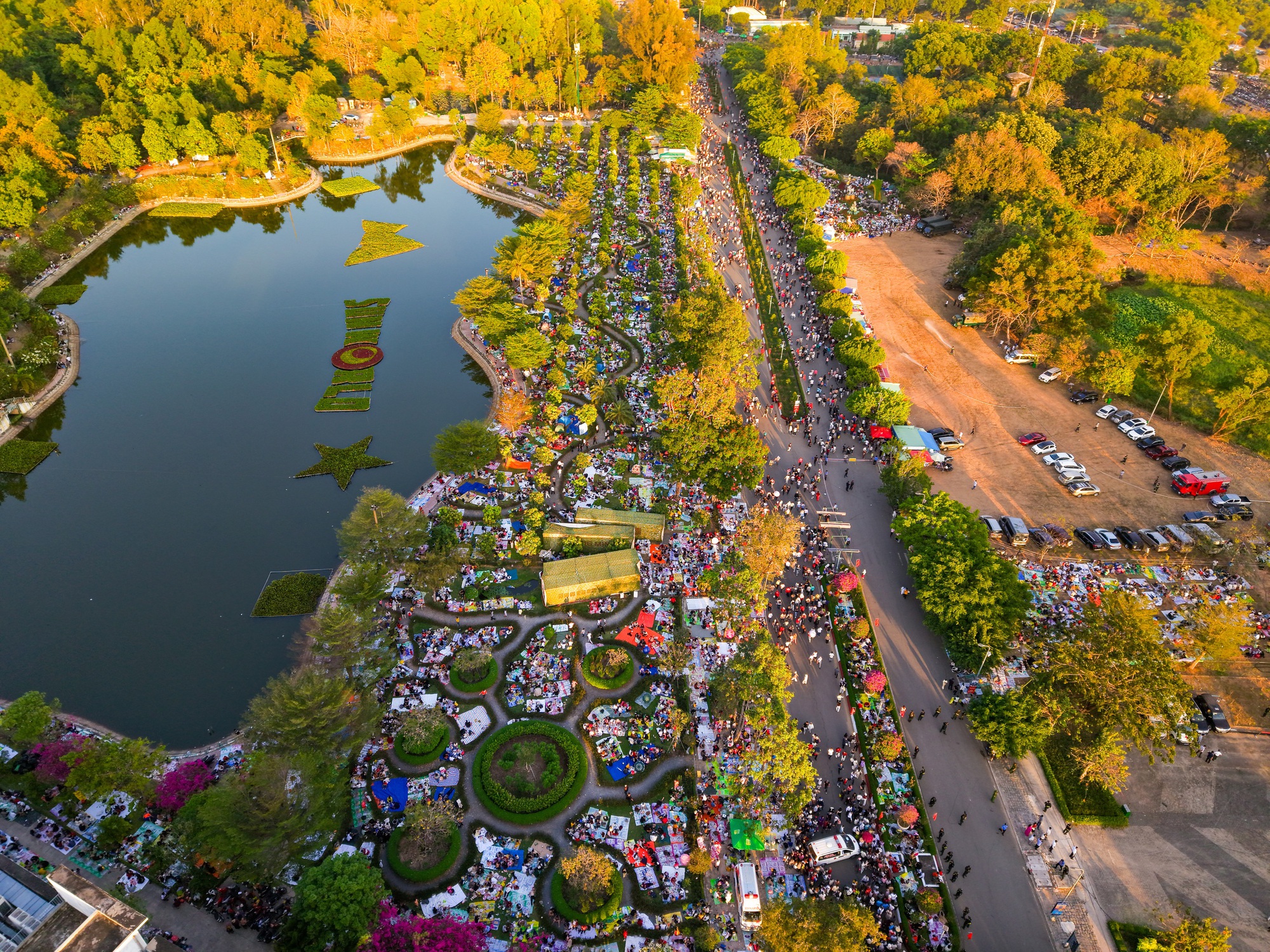 1 nơi ở Việt Nam hút gần 157.000 lượt khách trong 1 ngày, ken đặc người "cắm trại" ngay đầu năm mới- Ảnh 8. 1 nơi ở Việt Nam hút gần 157.000 lượt khách trong 1 ngày, ken đặc người "cắm trại" ngay đầu năm mới- Ảnh 8.